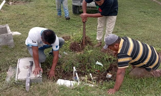 Personal de la Dirección de Servicios Públicos Municipales. DSPM Realizan mantenimiento y reparación de la red de distribución de Agua potable, Está vez en la estación de Caserío, La caoba, San Andrés, Petén