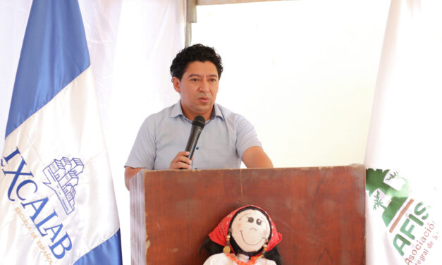 PROMOVIENDO LA EDUCACIÓN Y EL TURISMO. Ixcalab San Andrés, Petén.