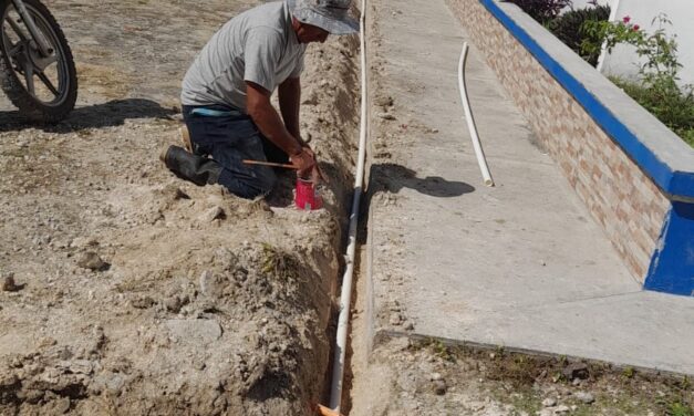 La Dirección de Servicios Públicos Municipales. -DSPM- De San Andrés, Petén. Realiza trabajos de fontanería en el Centro de Atención Permanente San Andrés, Petén -CAP-