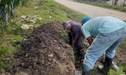 Fontaneros de la Dirección de Servicios Públicos Municipales trabajan en la reparación de tubería principal en el Caserío Cruce dos Aguadas Y Centro  Campesino, San Andrés, Petén