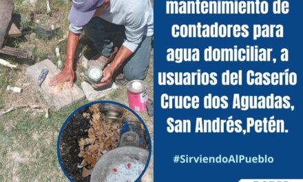 Fontaneros Municipales realizan limpieza y mantenimiento de contadores para agua domiciliar, a usuarios del Caserío Cruce dos Aguadas, San Andrés, Petén