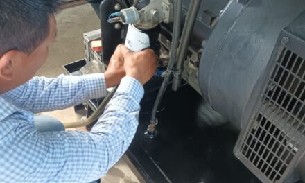 Personal de la Dirección de Servicios Públicos Municipales DSPM de San Andrés, Petén.  Realiza mantenimiento preventivo al generador de energía en Aldea,  paso Caballos Caballos, San Andrés, Petén