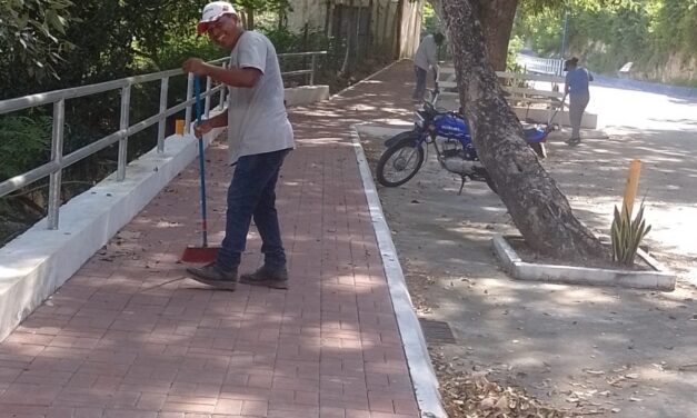 Personal de la Jefatura Municipal Realiza trabajos de limpieza en áreas publicas del Malecón Turístico Municipal de San Andrés, Petén.
