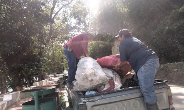 Personal de la Jefatura Municipal, realiza trabajos de recolección de basura en diferentes áreas públicas de la cabecera municipal de San Andrés, Petén.