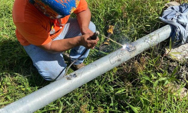 Soldadores Municipales, de San Andrés, Petén. realizaron trabajos de reparación de tubería principal de distribución de agua potable en la estación del Caserío la Caoba, San Andrés, Petén