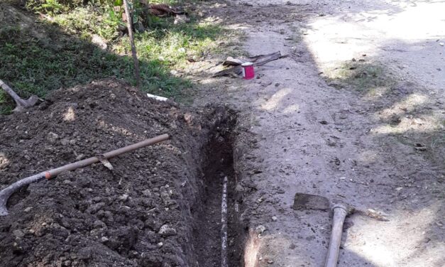 La dirección de Servicios Públicos Municipales -DSPM- de San Andrés, Petén.  Realiza reparación en la red de tubería principal que  distribuye agua en Caserío Centro Campesino, San Andrés, Petén.