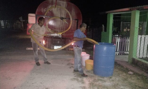 DISTRIBUCIÓN DE AGUA. Pipa distribuidora de agua.