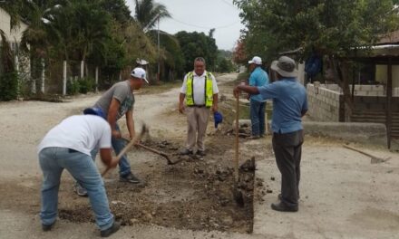 Realizan Trabajos de Bacheo en la Calle Principal Barrio Norte.