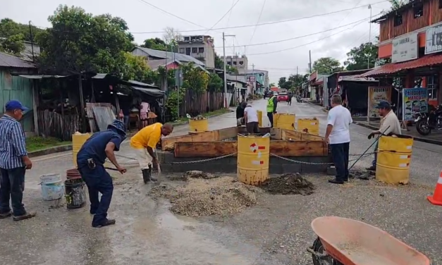 Jefatura Municipal de San Andrés, Petén. Continúa los trabajos de Jardinización en calle principal.