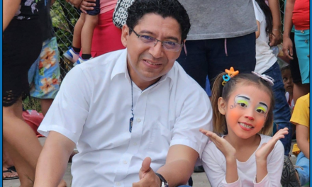 Alcalde Municipal Compartió con Niños de Sacpuy en el Día del Niño