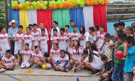 Realizan Entrega de Medallas a Niños en Sacpuy