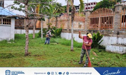 Mantenimiento y Ornato en el Malecón Turístico Municipal.