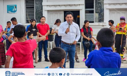 Alcalde Municipal Compartió con Niños que Participaron en la Tarde Infantil