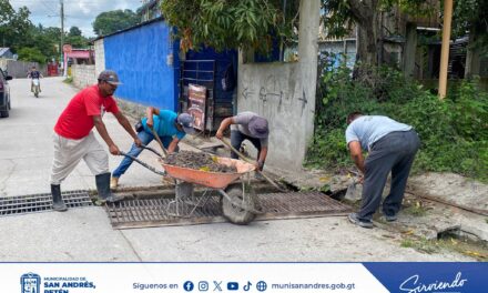 Realizan Trabajos de Limpieza de Cunetas y Parrillas en el Barrio El Centro