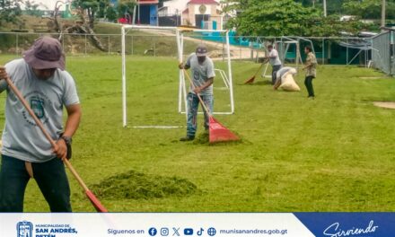 Realiza Trabajos de Chapeo y Limpieza General en el Campo del Barrio El Centro.