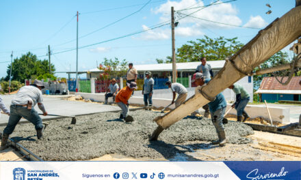 INICIA VACIADO DE CONCRETO EN CALLE CONTIGUA A LA CANCHA DE BÁSQUETBOL