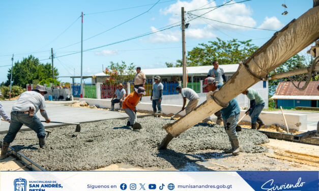INICIA VACIADO DE CONCRETO EN CALLE CONTIGUA A LA CANCHA DE BÁSQUETBOL