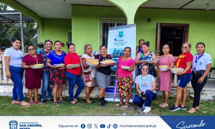Elaboración de Pastel de Galleta con Grupo de Mujeres Organizadas