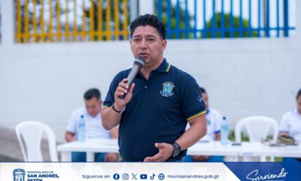🍎 Maestros del Municipio Inician la Celebración de su Día con una Caminata de Reconocimiento y Gratitud.