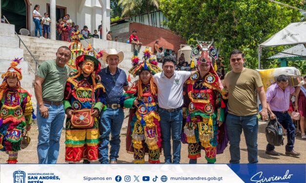 El Señor Alcalde comparte con la comunidad de Cruce Dos Aguadas en el cierre de su feria patronal