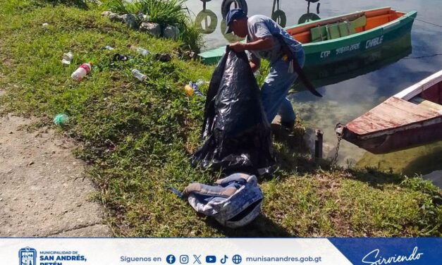 Iniciamos la semana con trabajos de mantenimiento y ornato en el Malecón Turístico Municipal.
