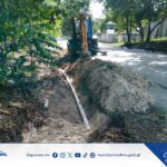 Trabajos de reparación en la línea principal de distribución de agua potable.