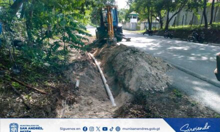 Trabajos de reparación en la línea principal de distribución de agua potable.
