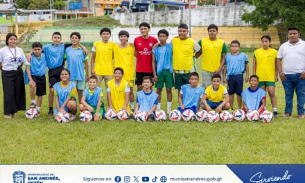 ⚽🤝 Municipalidad de San Andrés fortalece el deporte formativo con entrega de implementación deportiva